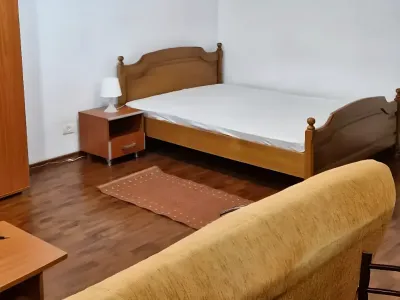 inchiriere garsoniera Sector 3 București living canapea si pat